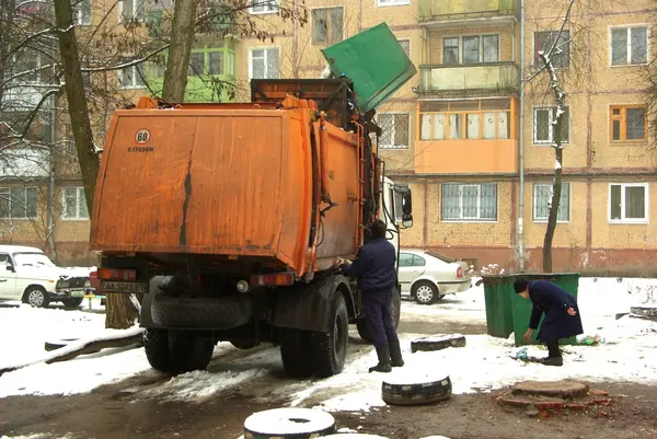 Мусоровоз забирает контейнеры во дворе в Харькове